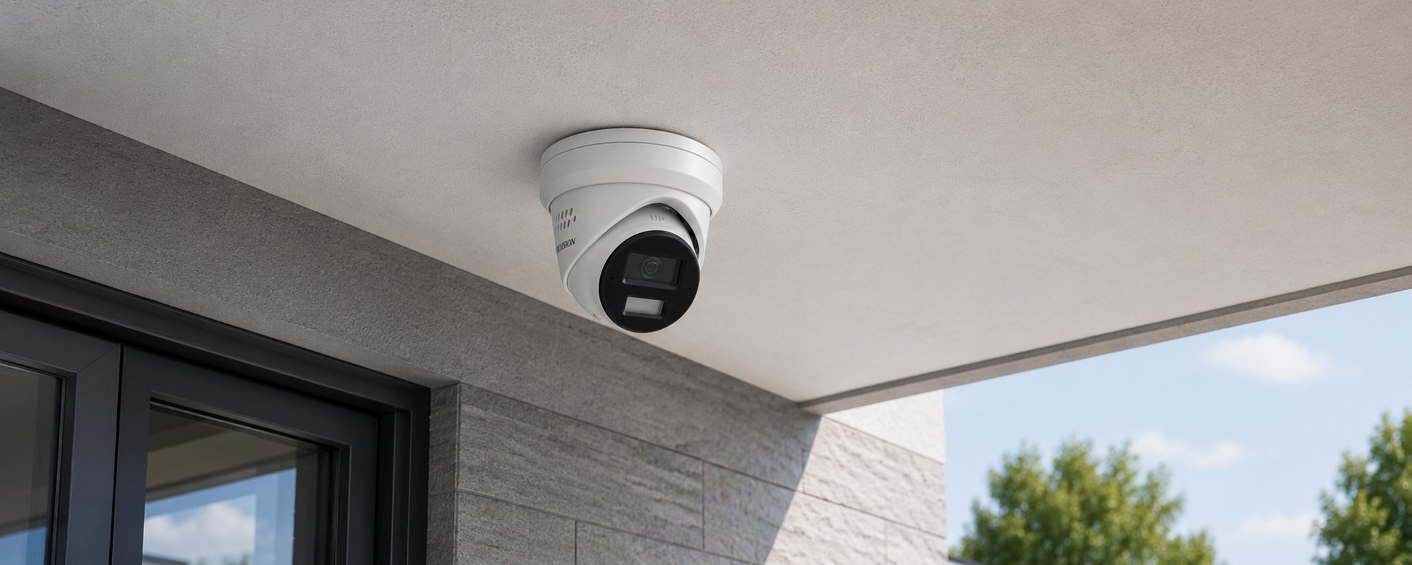 Caméra de surveillance Hikvision installée sur la façade d'une maison